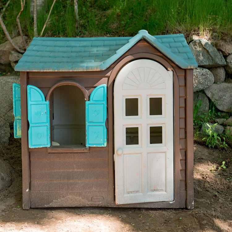 rust-oleum-spray-paint-playhouse-makeover-diy-inspirational-project-before