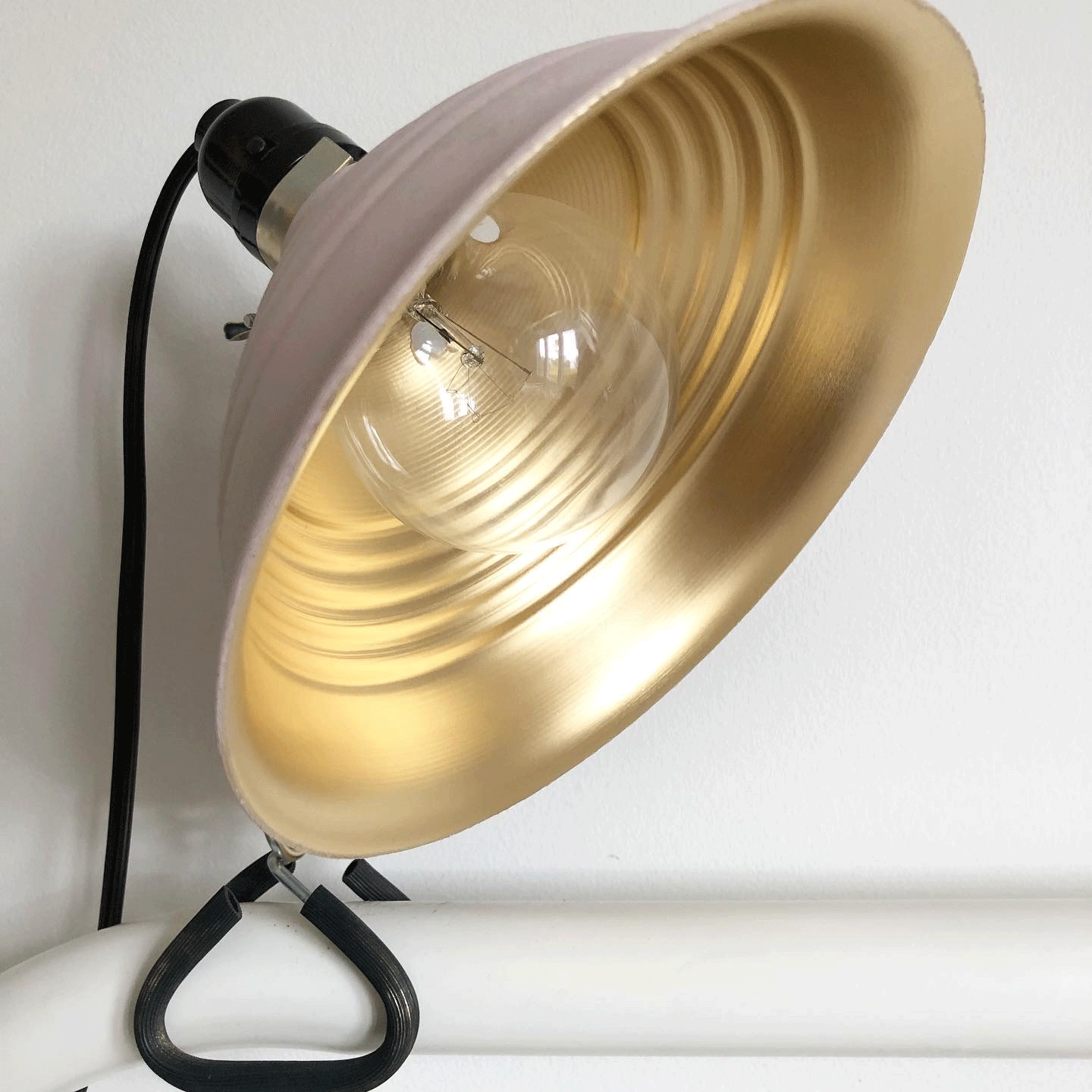 Rust-Oleum_Inspiration_Page_ProjectsVintage-Lamp-After-1